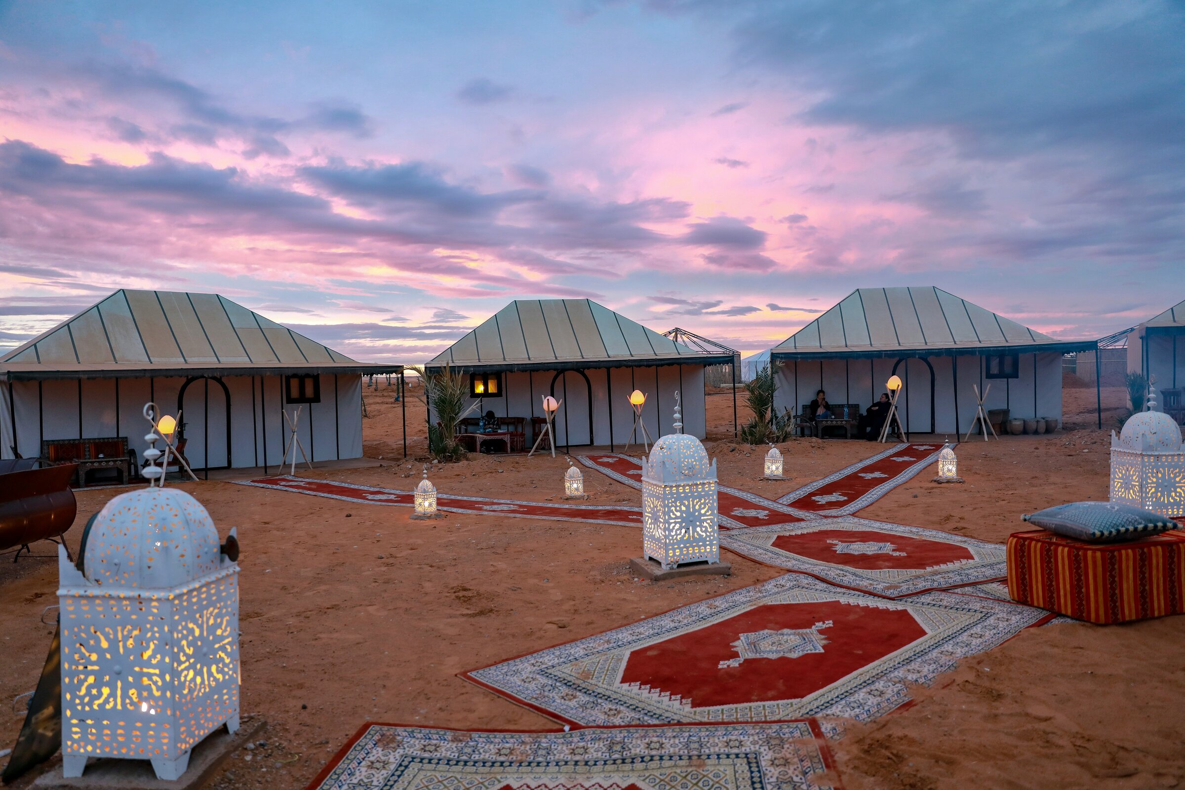 Luxe kamp in de Marokkaanse woestijn bij zonsondergang